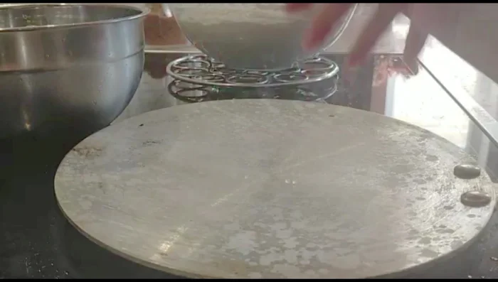 Heat the frying pan on high heat (number 8-9 on the stove). Sprinkle the pan with salty water.