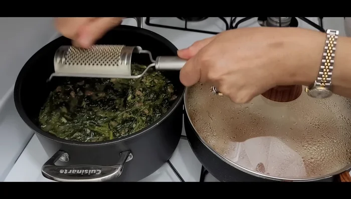 Stir in a little nutmeg into the spinach.