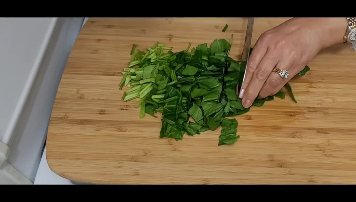 Roughly chop the spinach into 2cm pieces.