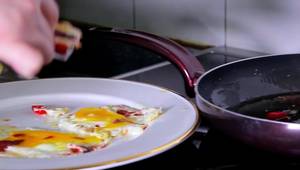 Lebanese Fried Eggs with Garlic & Sumac: Quick & Flavorful Recipe