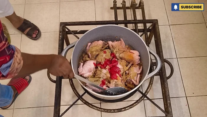 Close the pigeon in a pan with some hot water and salt. Cook for 45 minutes.
