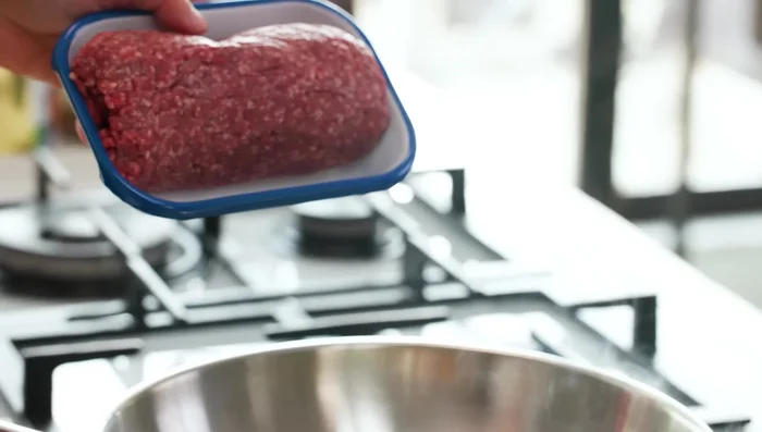 Cook the minced meat (for the inside) with butter and onions until the onions disappear and the meat is well-cooked. Add salt in two stages: initially and at the end. Deglaze the pan with water for extra flavor.