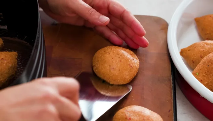 Fry or air-fry: Deep fry the içli köfte until golden brown. Alternatively, air fry at 190°C for 14 minutes, or bake in a preheated oven at 200°C for 20 minutes.