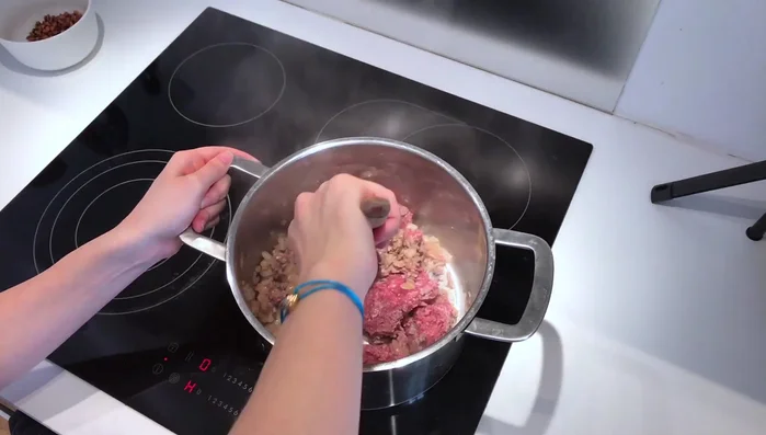 Add 500g minced meat (beef, lamb, or a mix) to the pot and brown it. Break it up as it cooks.