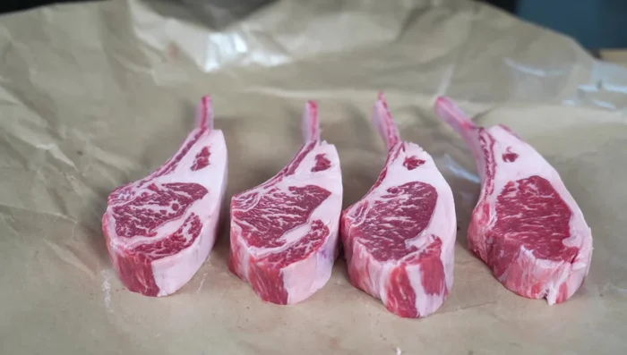 Allow the lamb chops to come to room temperature (15 minutes). Season them in advance with all-purpose seasoning, lemon pepper seasoning, and chili powder. Make sure to season the fat cap.