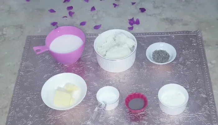In a bowl, combine salt, black pepper powder, oregano, and mozzarella cheese.