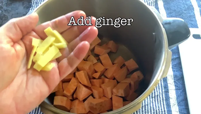Add sweet potatoes, sliced ginger, 400ml water, and salt to a pressure cooker. Cook until it reaches pressure, then cook for 7 minutes.
