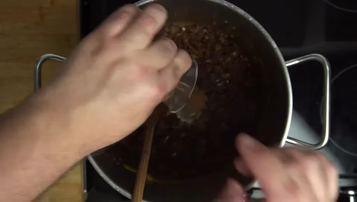 Add salt, pepper, cinnamon (optional), and saffron water. Stir in 1L of duck stock.