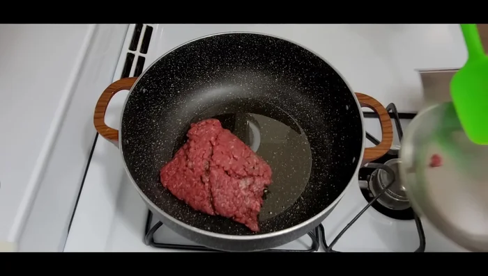 In a pot, heat 3 tablespoons of the used ghee. Add 300g of minced meat, half a teaspoon of salt, and stir until lightly browned.
