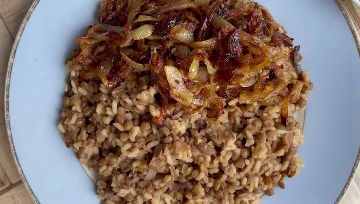 Once cooked, top with the remaining caramelized onions. Serve hot with a green salad or yogurt.
