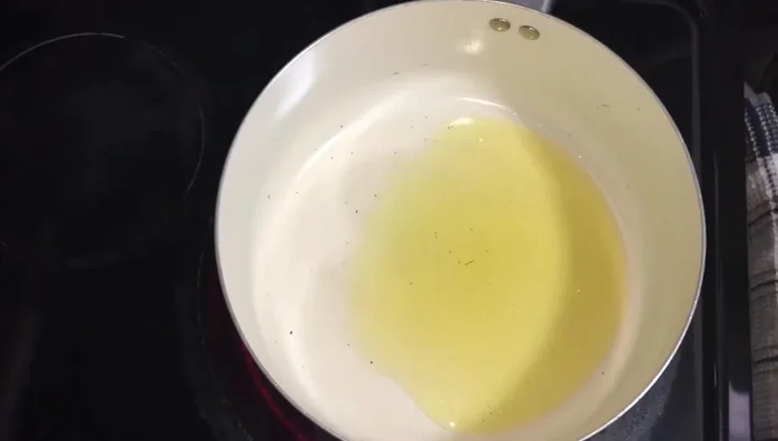 Heat the samne (ghee) in a pot over medium-high heat. Sauté the chicken until lightly browned, ensuring not to overcook it.