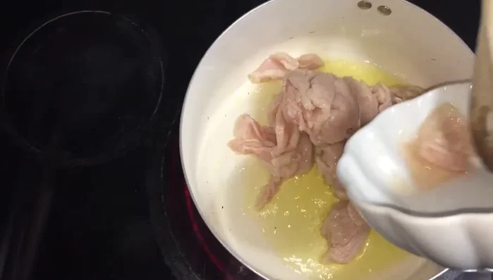 Clean the chicken with vinegar, lemon, salt, and flour. Rinse thoroughly with cold water.