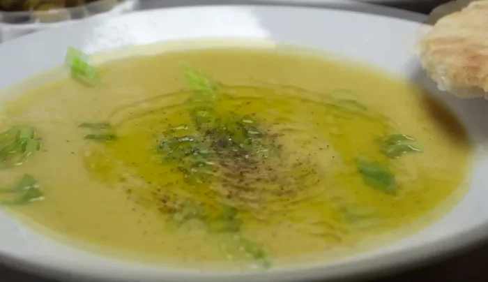 Serve hot, garnished with your prepared vegetables and a squeeze of lemon. Enjoy with pita bread (homemade or store-bought).