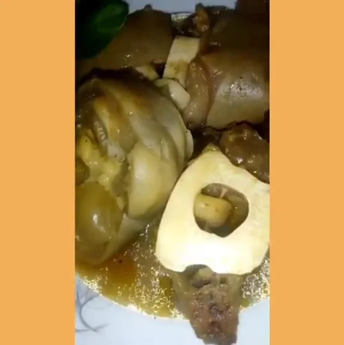 Serve the Shorba Kawara (cow's trotter soup) alongside the Fattah Kawara.