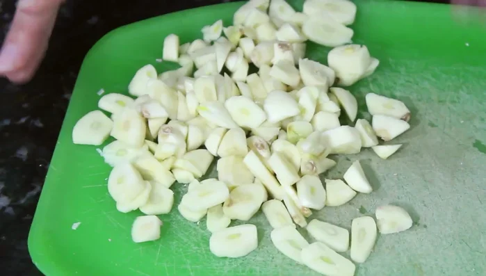Peel and chop the two garlic heads.