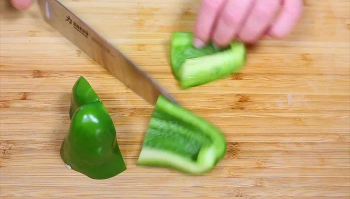 Dice the green pepper finely.