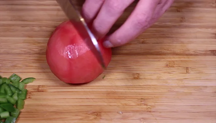 Chop the tomatoes finely.
