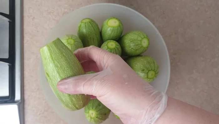 Wash the zucchinis and let them drain.