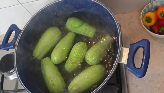 Bring 3 cups of water to a boil in a saucepan. Add the stuffed zucchinis and cover. Simmer for about 10 minutes.