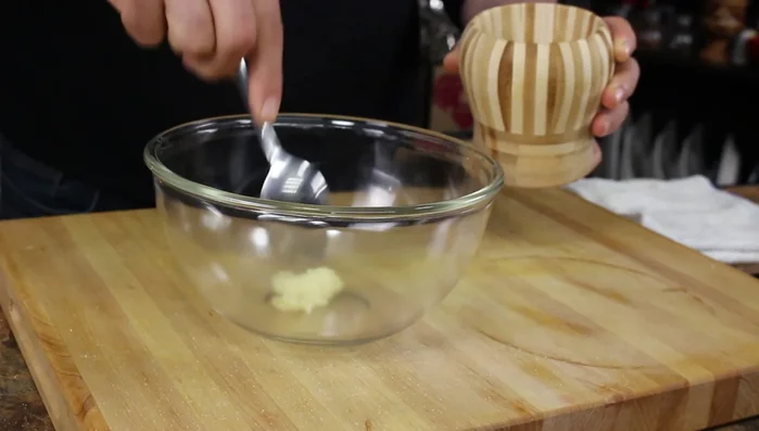 Prepare the tahini dressing: In a bowl, combine the minced garlic, tahini, lemon juice, salt, pepper, and ice water. Adjust the amount of water to achieve your desired consistency.