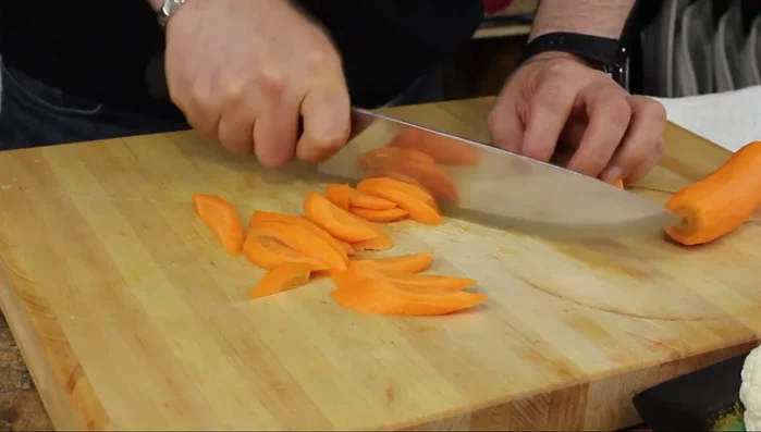 Boil water in a pot and add 1 tablespoon of salt. Add the carrots.