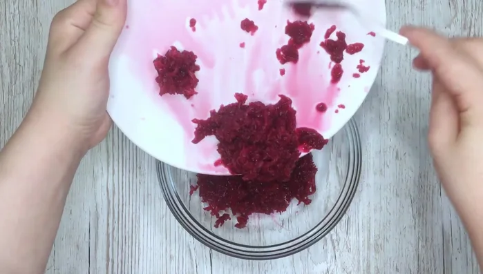 Add the shredded beetroot to the sauce.