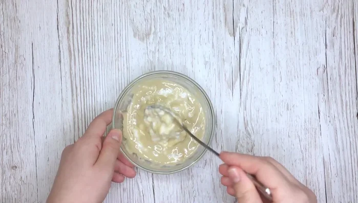 Mix the sauce until it's smooth and homogenous.