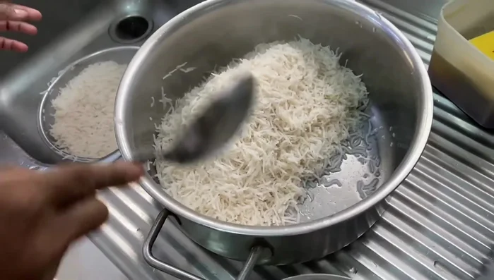 Level the cooked rice. Add cardamom powder.
