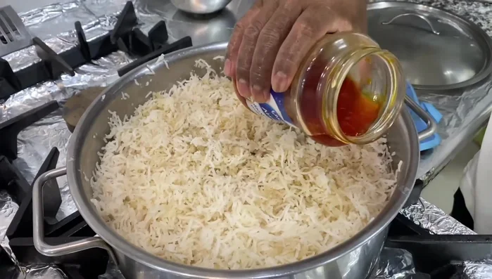 Pour saffron water over the rice.
