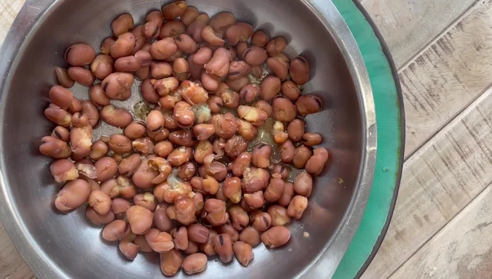 Add a good squeeze of lemon and extra virgin olive oil to the bowl.
