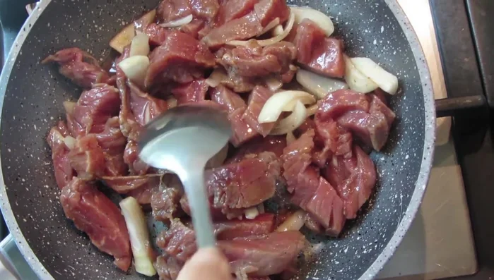 Cook the marinated beef and onions in a pan over medium heat (reduce to low heat after a few minutes).