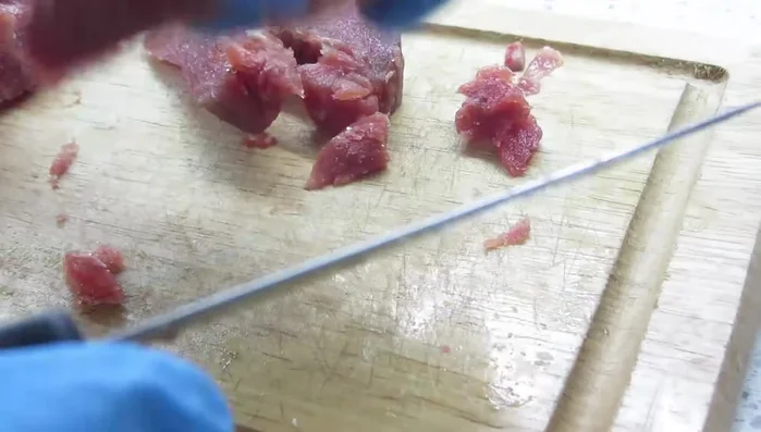 Combine the sliced beef and onions in a bowl.