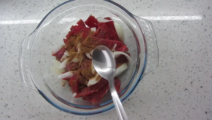 Prepare the marinade: Mix lemon juice, pepper, salt, vinegar, and vegetable oil.