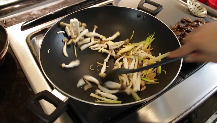 Add shimeji mushrooms and sauté well.