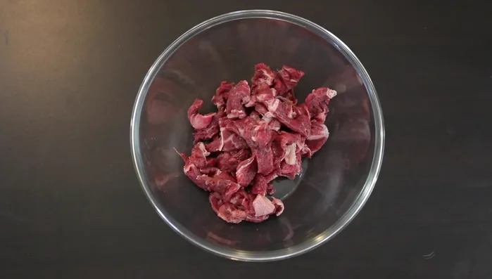 In a bowl, mix the beef with 1 tbsp chili oil, 1 tbsp soy sauce, and 1 tbsp vinegar.