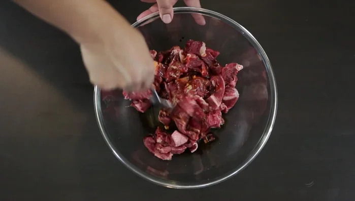 Add 1 tbsp cornstarch to the beef mixture and mix well.