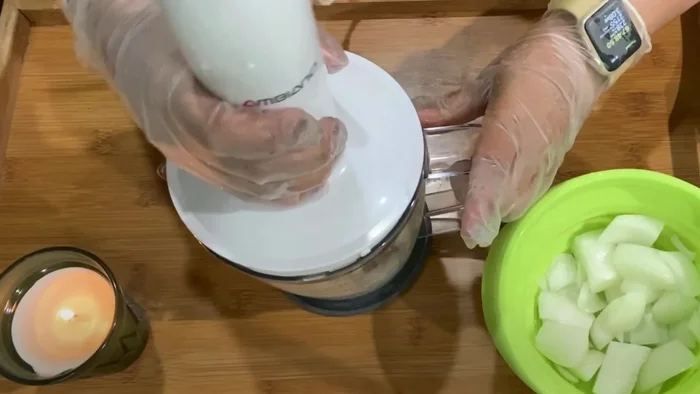 Put the chopped onions in a strainer and squeeze out all the juice into a separate bowl. Make sure the onions are completely dry.
