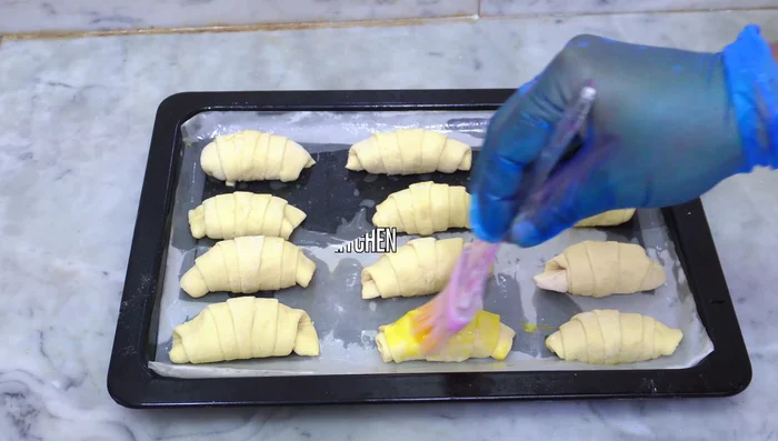 Brush the fatayer with egg wash. Sprinkle with white and black sesame seeds. (178.12)