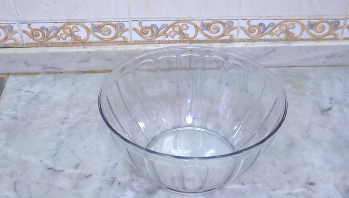 Combine 3 cups (700 grams) of flour in a bowl and set aside. (35.04)