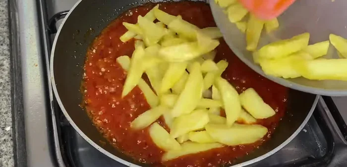 Add the fried chips to the sauce. Mix well and cook for 1 minute, then simmer for another minute.