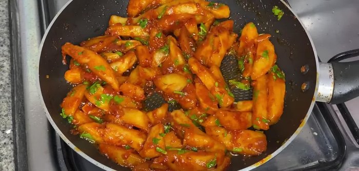 Fry the potato chips until crispy. Set aside.
