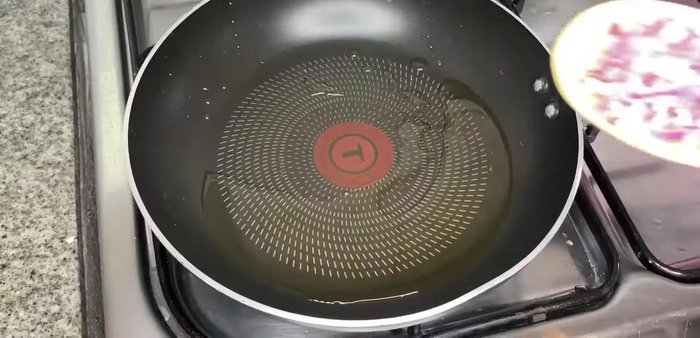Heat 2 tsp of cooking oil in a pan. Sauté 1 chopped red onion for 2 minutes.