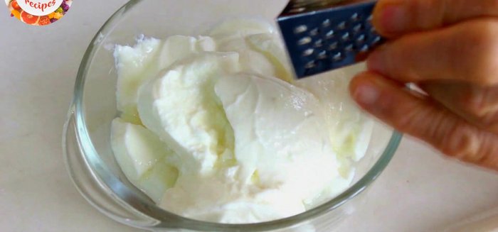 Prepare the red sauce: Melt butter in a pan, add paprika powder, stir for 10-15 seconds. (Optional: Add tomato paste and sauté for a couple of minutes.) (207.769).