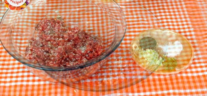 Mix minced beef, crushed garlic, cumin, black pepper, and salt for the filling (45.02).