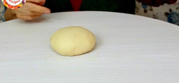 Roll out the dough thinly and cut into squares (71.259).
