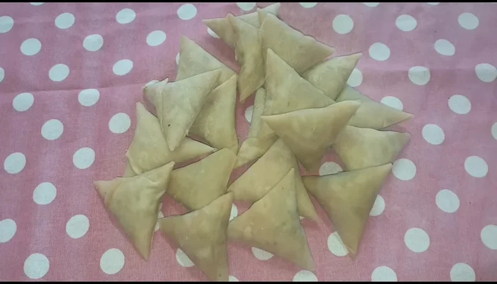 Fry the samosas: Fry in hot oil over medium heat until golden brown (approximately 5 seconds per side), turning occasionally.