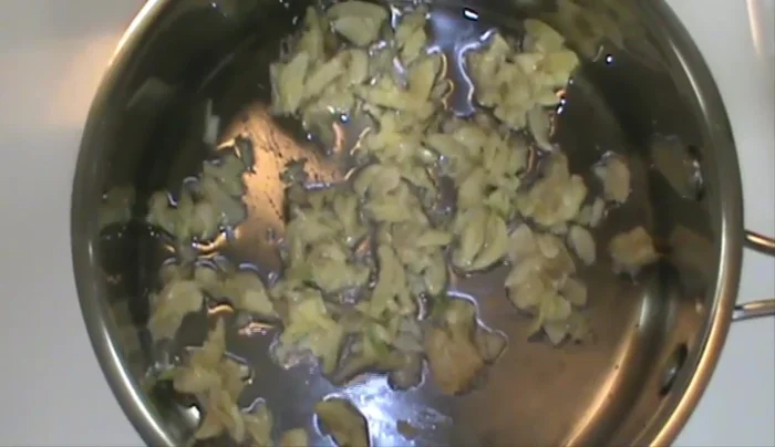 In a frying pan, sauté the mashed garlic in vegetable oil until golden brown (be careful not to burn it).