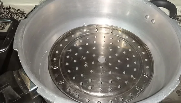 Arrange the chicken kababs on the steamer rack.