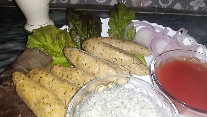Serve the steamed chicken kababs with your favorite dips like ketchup, chutney, or onion.
