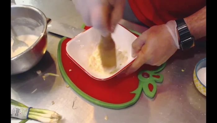 Mix until you achieve a smooth paste. (324.889)